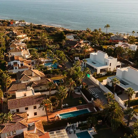 Spacious House With Pool, Garden And Solarium In Chapas, Marbella