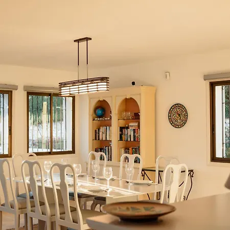 Spacious House With Pool, Garden And Solarium In Chapas,