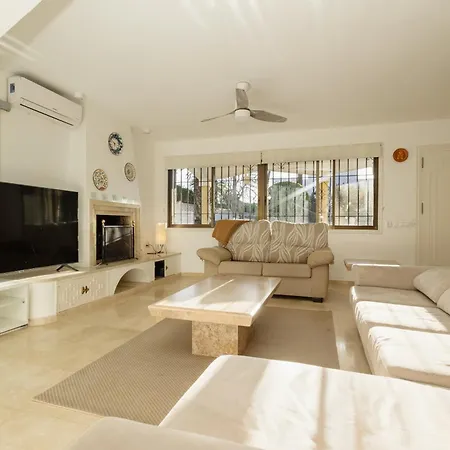 Spacious House With Pool, Garden And Solarium In Chapas, Villa Marbella