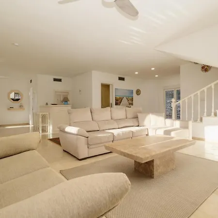 Spacious House With Pool, Garden And Solarium In Chapas, Marbella