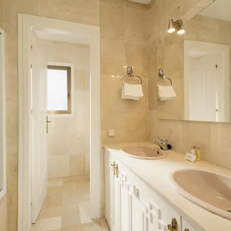 Villa Spacious House With Pool, Garden And Solarium In Chapas, Marbella