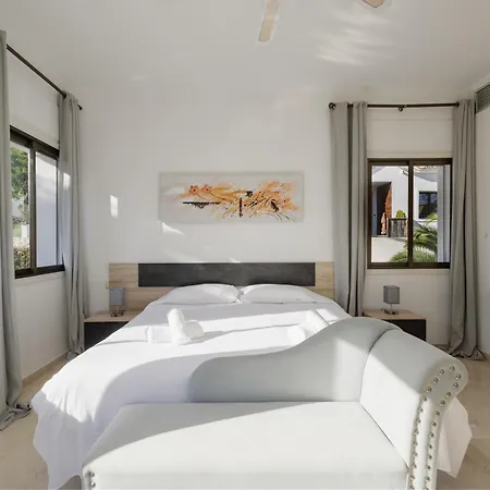 Spacious House With Pool, Garden And Solarium In Chapas, 빌라 *