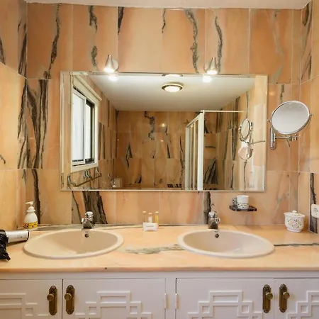 Spacious House With Pool, Garden And Solarium In Chapas, 빌라 마르베야