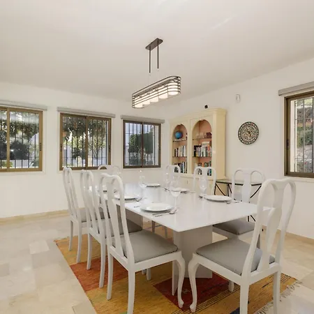 빌라 Spacious House With Pool, Garden And Solarium In Chapas, 마르베야