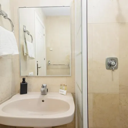 Spacious House With Pool, Garden And Solarium In Chapas, מארבלה