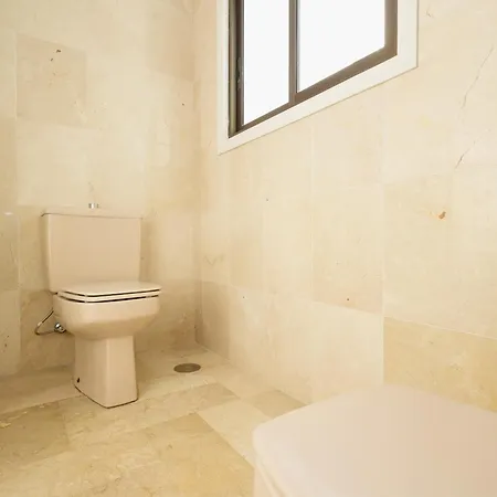 Villa Spacious House With Pool, Garden And Solarium In Chapas, *