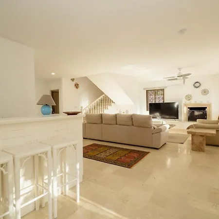 Villa Spacious House With Pool, Garden And Solarium In Chapas, Marbella