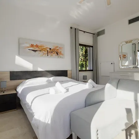 Spacious House With Pool, Garden And Solarium In Chapas,