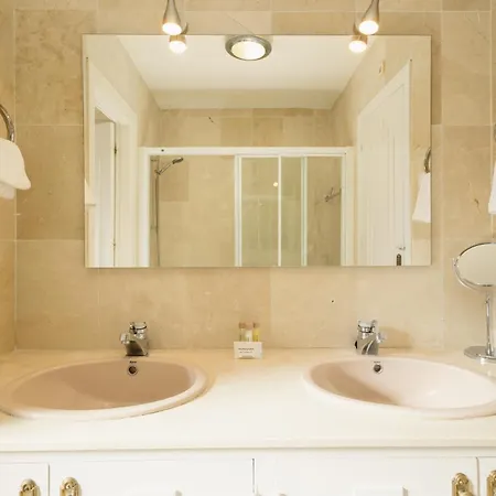 Villa Spacious House With Pool, Garden And Solarium In Chapas,