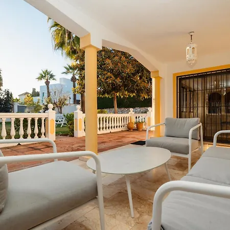 Spacious House With Pool, Garden And Solarium In Chapas,