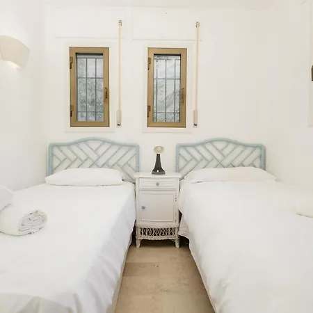 Spacious House With Pool, Garden And Solarium In Chapas, Marbella