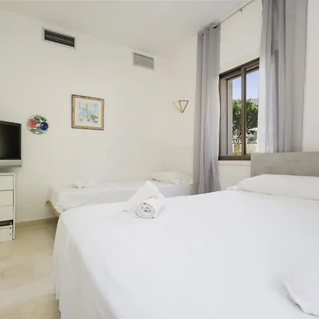 Spacious House With Pool, Garden And Solarium In Chapas, Marbella