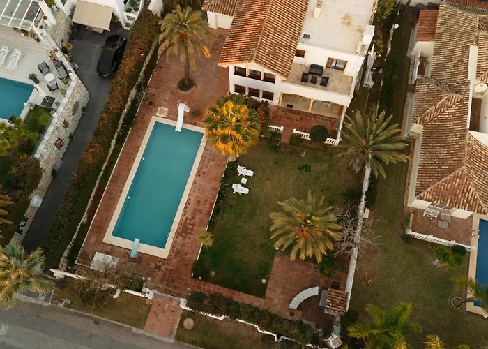 Villa Spacious House With Pool, Garden And Solarium In Chapas, *