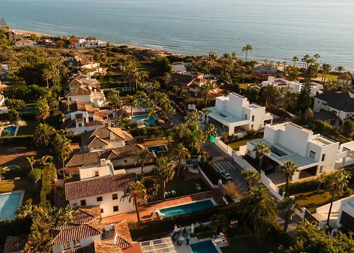 Spacious House With Pool, Garden And Solarium In Chapas, Marbella