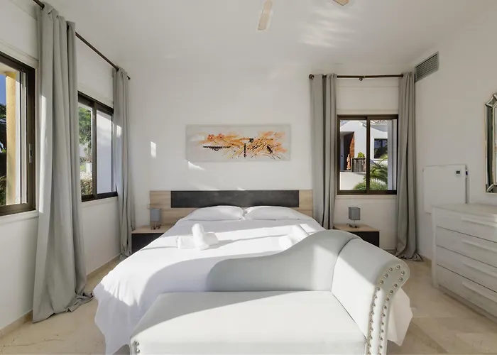 Spacious House With Pool, Garden And Solarium In Chapas, Villa *