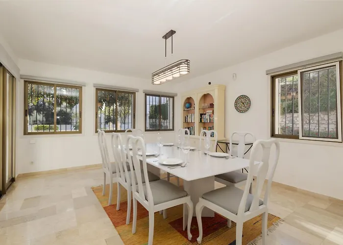 Villa Spacious House With Pool, Garden And Solarium In Chapas, Marbella