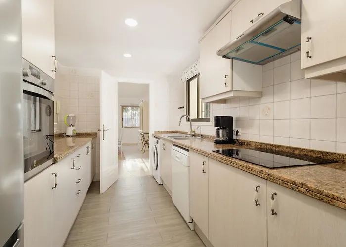 Spacious House With Pool, Garden And Solarium In Chapas, Marbella