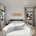 Spacious House With Pool, Garden And Solarium In Chapas, Villa *