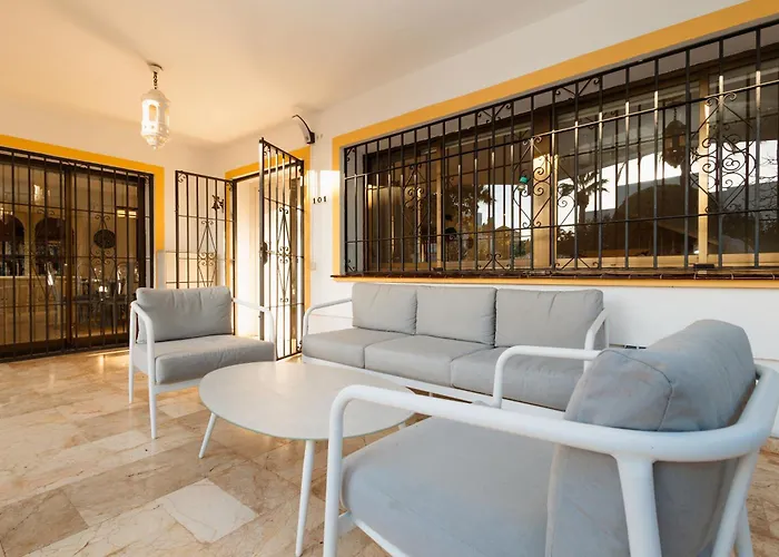 Spacious House With Pool, Garden And Solarium In Chapas, فيلة