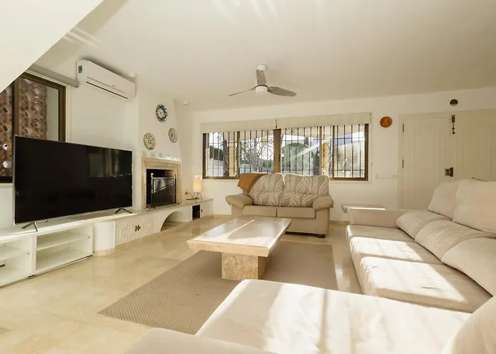 Spacious House With Pool, Garden And Solarium In Chapas, فيلة ماربيا