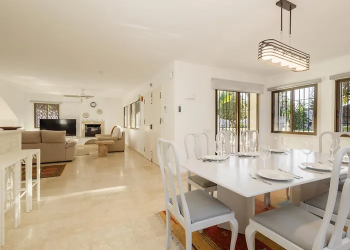 Spacious House With Pool, Garden And Solarium In Chapas, فيلة