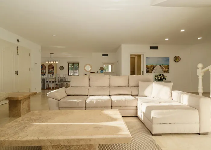 Spacious House With Pool, Garden And Solarium In Chapas, * ماربيا
