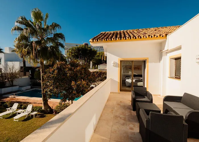 Spacious House With Pool, Garden And Solarium In Chapas, ماربيا
