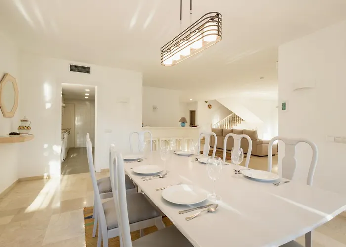 Spacious House With Pool, Garden And Solarium In Chapas, ماربيا