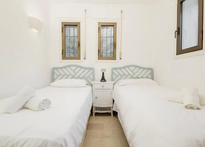 Spacious House With Pool, Garden And Solarium In Chapas, ماربيا