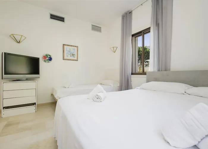 Spacious House With Pool, Garden And Solarium In Chapas, ماربيا