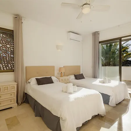 Villa Spacious House With Pool, Garden And Solarium In Chapas, *