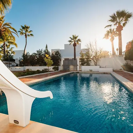 Spacious House With Pool, Garden And Solarium In Chapas, Villa Marbella