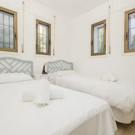 Spacious House With Pool, Garden And Solarium In Chapas,