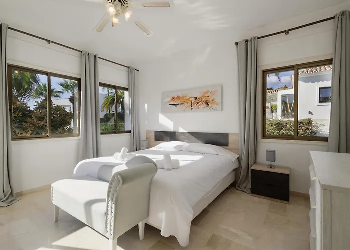 Spacious House With Pool, Garden And Solarium In Chapas, Villa *