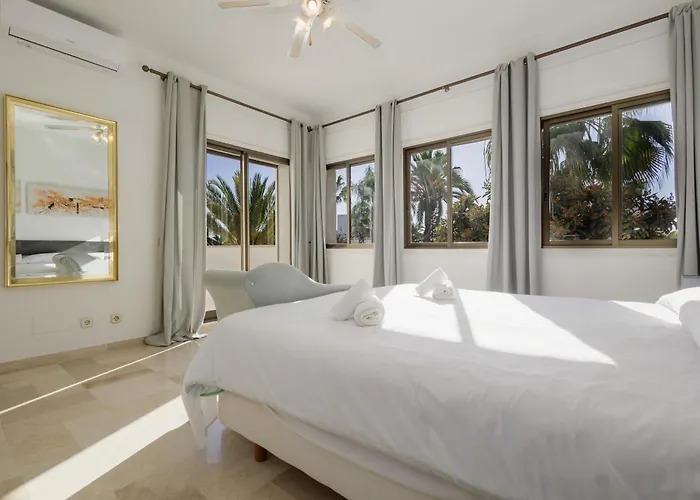 Villa Spacious House With Pool, Garden And Solarium In Chapas, Marbella