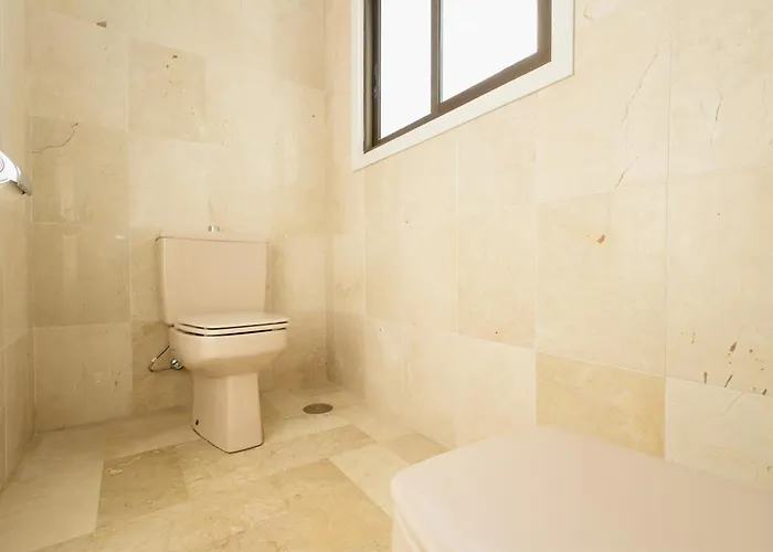 Villa Spacious House With Pool, Garden And Solarium In Chapas, *