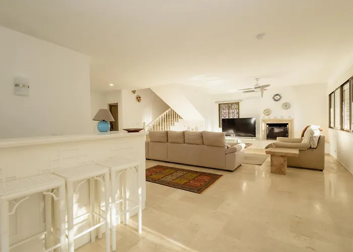 Villa Spacious House With Pool, Garden And Solarium In Chapas, Marbella