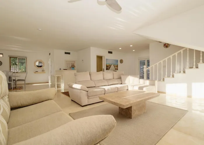 Spacious House With Pool, Garden And Solarium In Chapas, Marbella