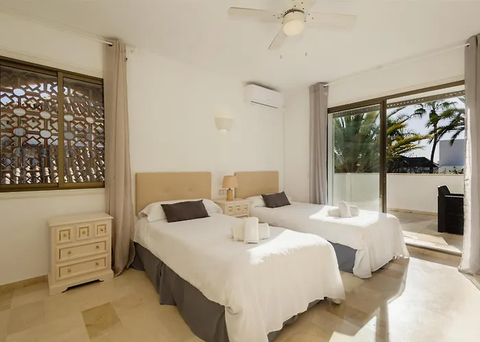 Villa Spacious House With Pool, Garden And Solarium In Chapas, *