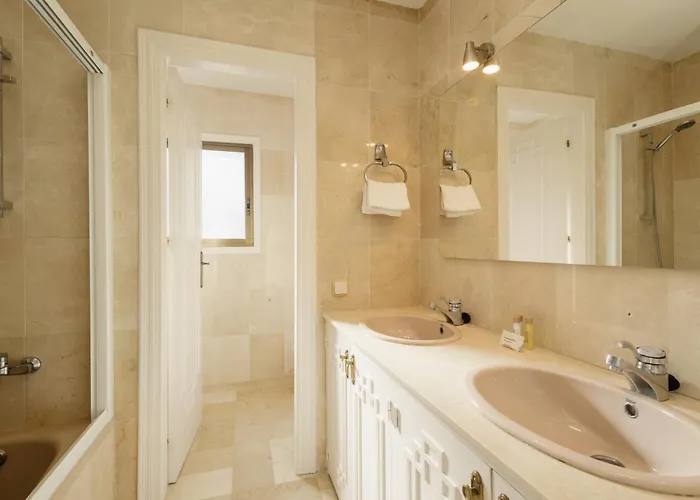 Villa Spacious House With Pool, Garden And Solarium In Chapas, Marbella