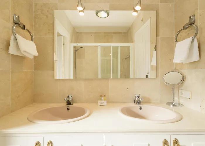 Villa Spacious House With Pool, Garden And Solarium In Chapas,