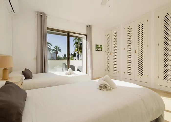 Spacious House With Pool, Garden And Solarium In Chapas, Villa *