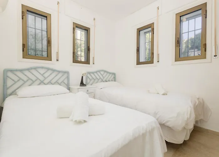 Spacious House With Pool, Garden And Solarium In Chapas,